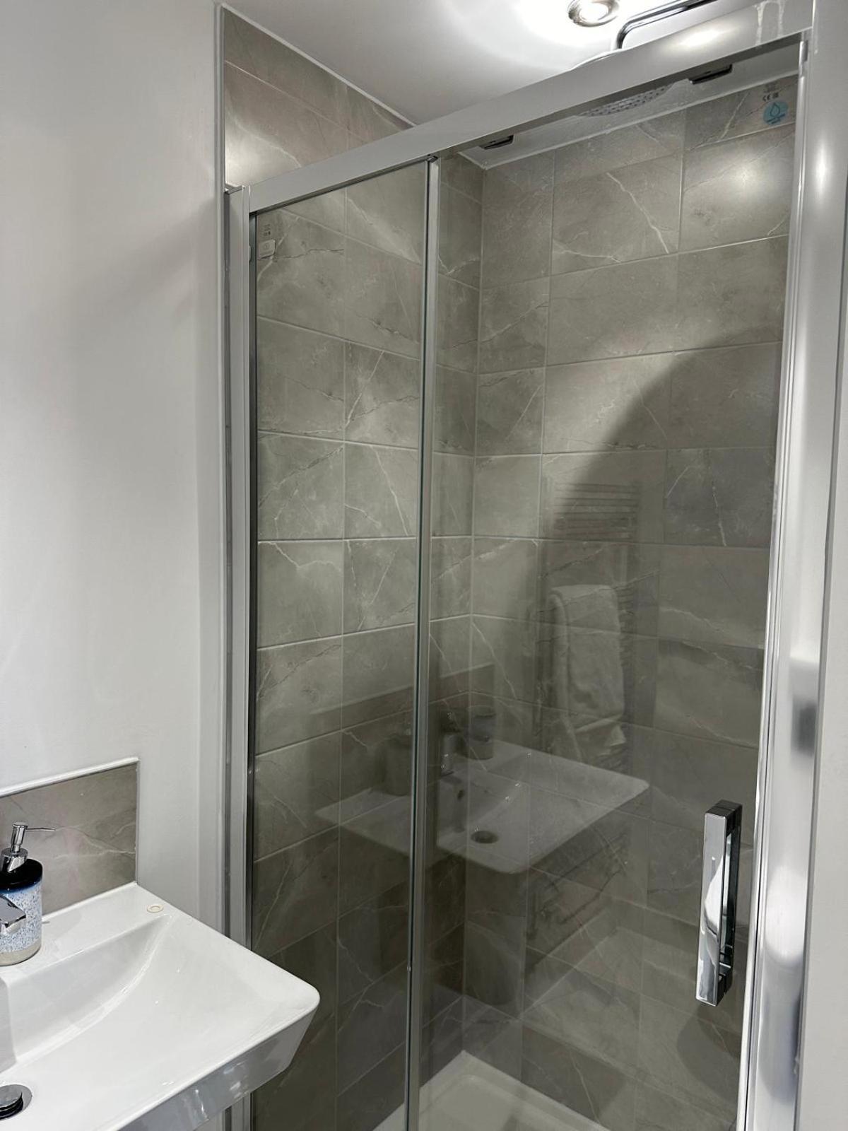 Lush King Ensuite In A Shared Home Manchester Esterno foto